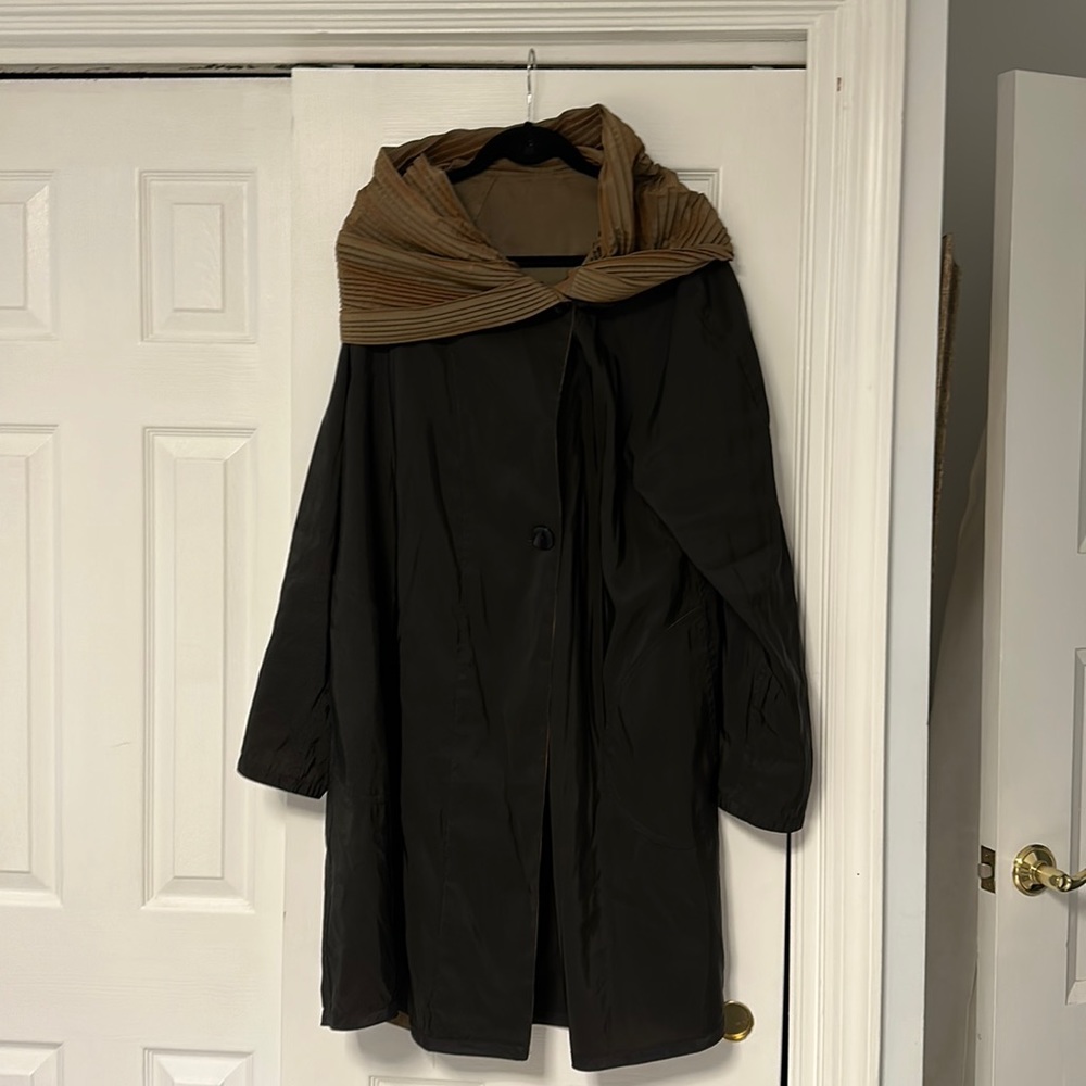 Light weight rain coat. Collar can be used as hood.
